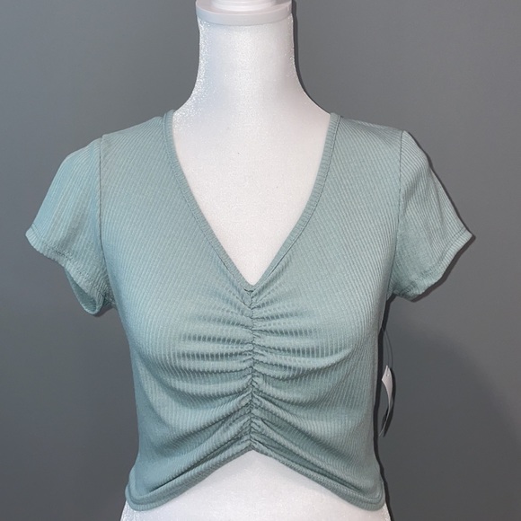 NWT Rusched Crop Tshirt! - Picture 2 of 5